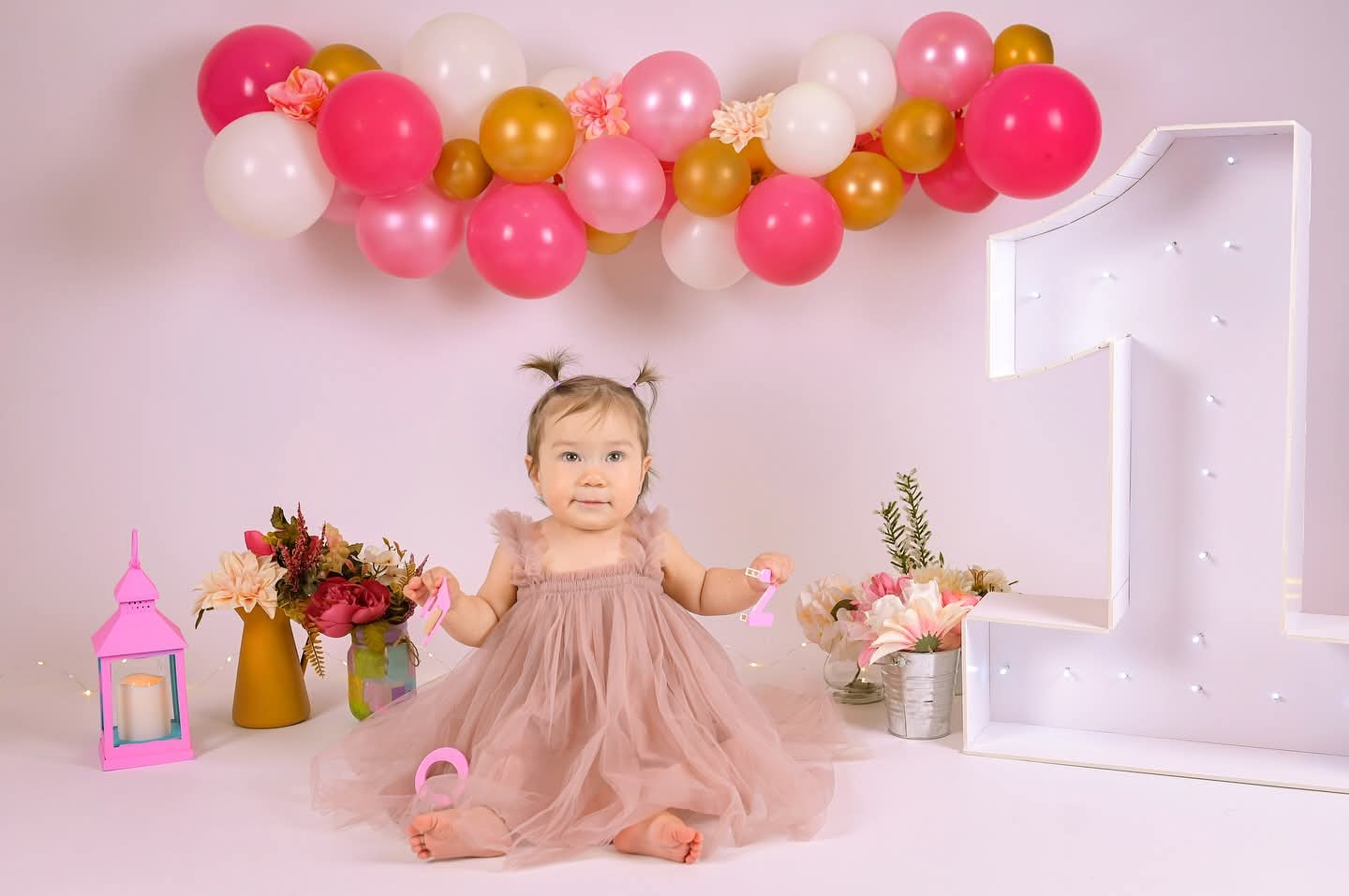 Add a glowing accent with 2.5-foot light-up letters for events. Ideal for tables, cake displays, or small spaces. Choose your message and ask for availability.